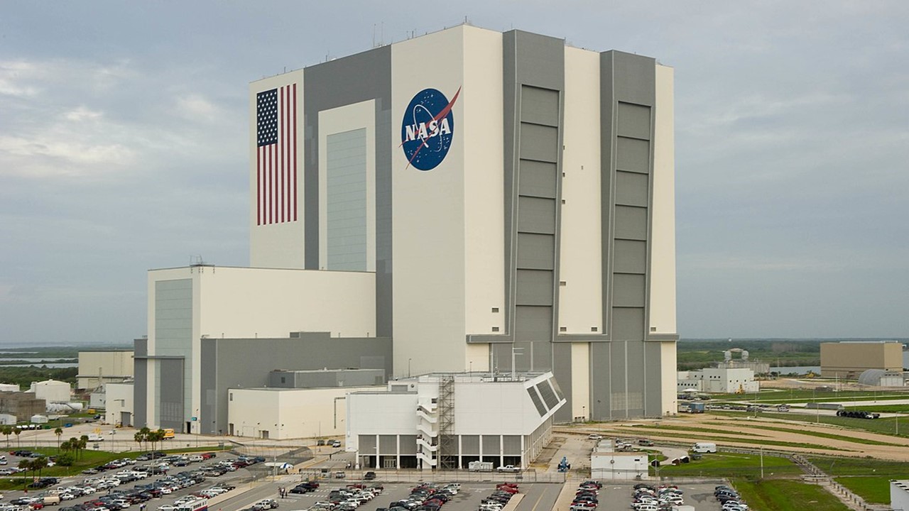 Prédio da NASA com foto da Abelha Plataforma Inclinada Litle Lift