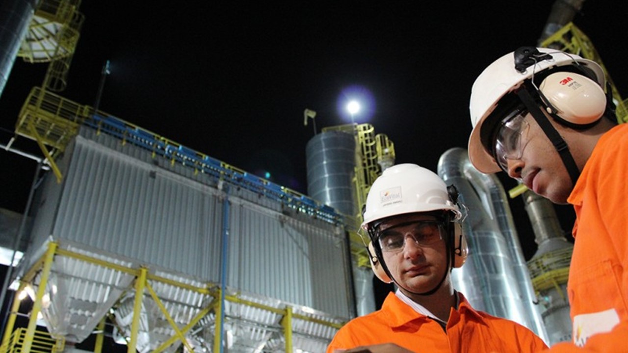 Foto tirada na inauguração da usina EcoVital. Jarbas Amaro, diretor operacional (à esquerda) e Anderson Ferreira, engenheiro responsável (à direita).