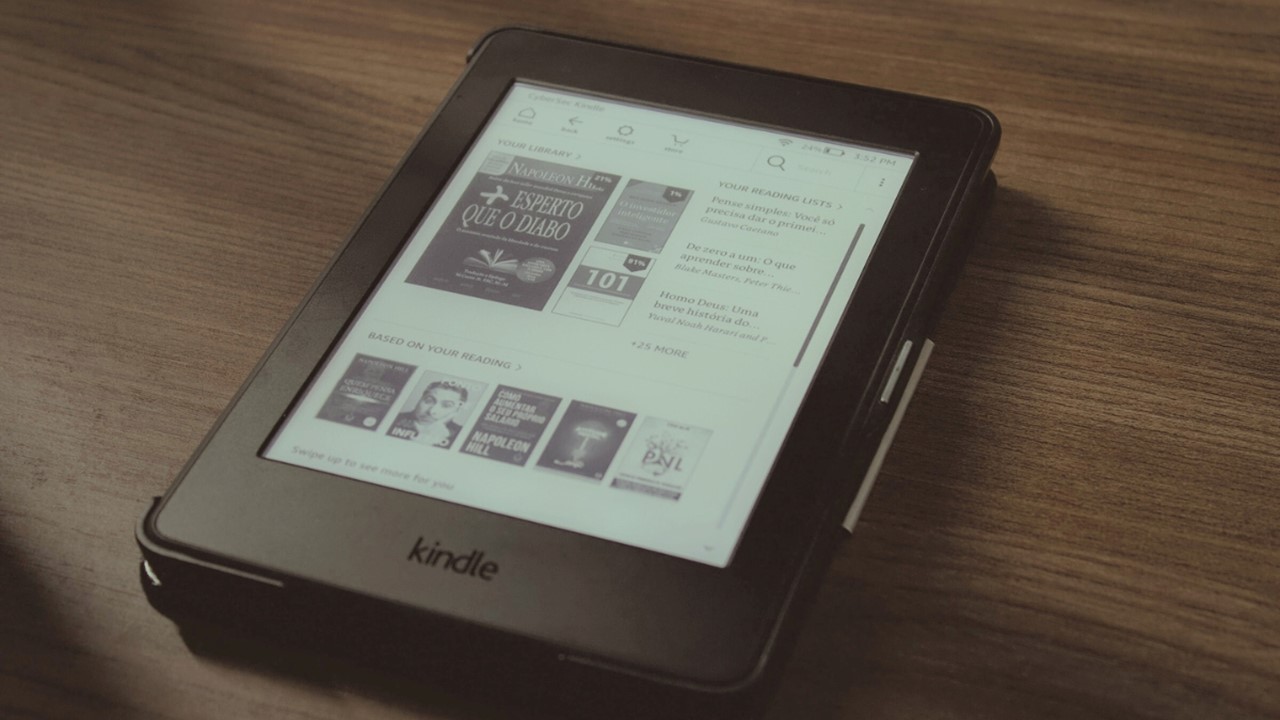 Kindle, biblioteca disponível sempre à mão.